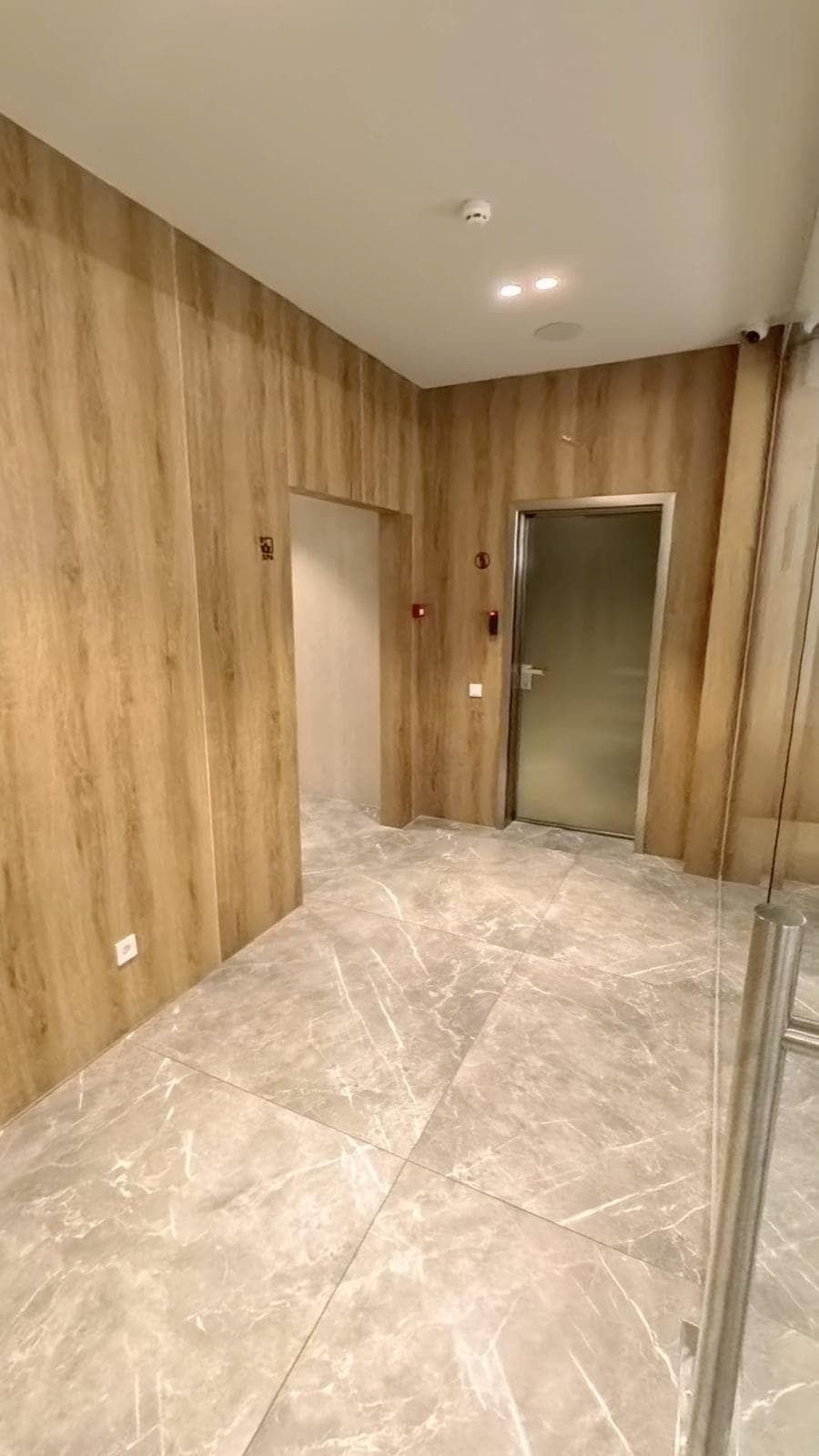 215 Sahara Oak SPC duvar paneli, banyo paneli ve marble sheet yüzey için Kuzey Kıbrıs ürün ve uygulama görseli